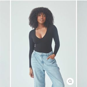 NWT V NECK LONG SLEVE BRAMI SMALL BLACK